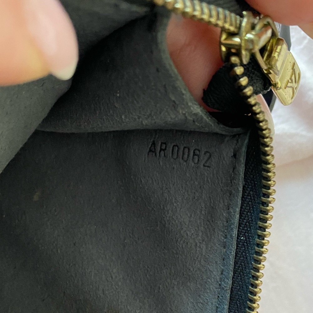 Louis Vuitton Epi Leather pochette - Picture 8 of 9